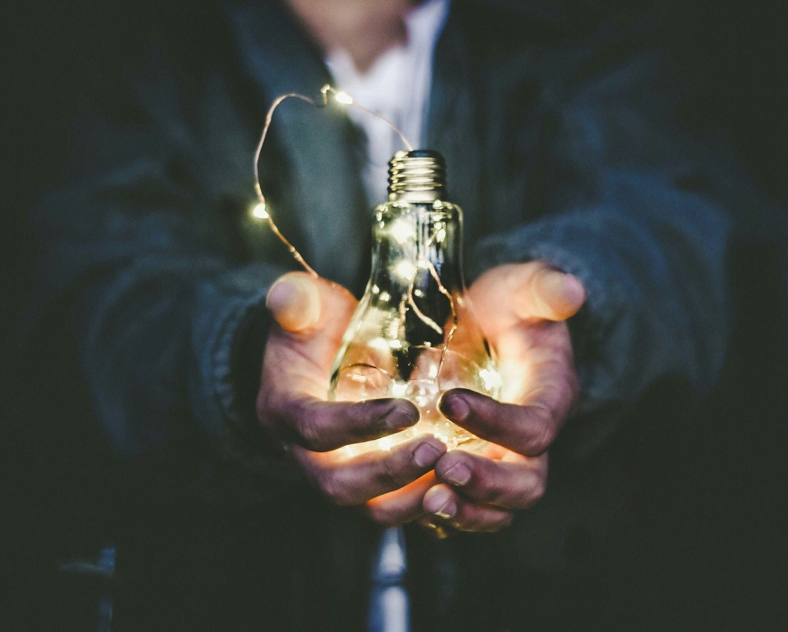 Como crear un negocio y emprender en chile - paso a paso 2 man holding incandescent bulb