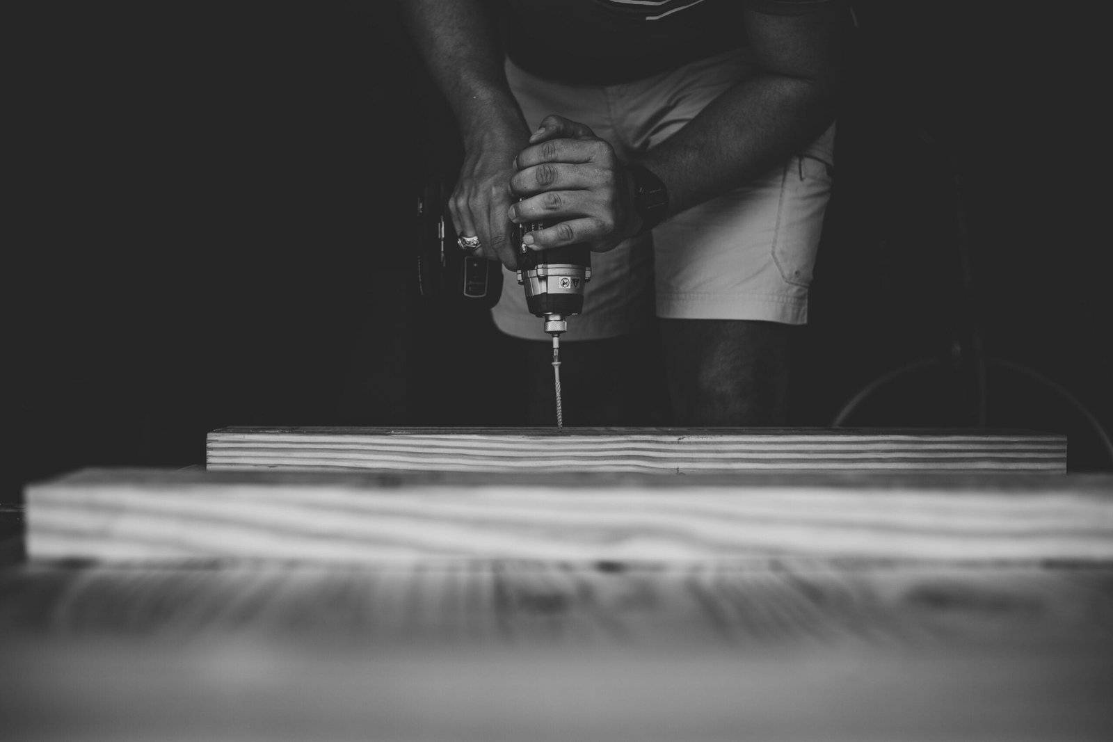 ¿Cómo elegir un taladro inalámbrico? 2 person drilling brown wooden board using power drill