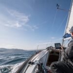 Patrón interpretando la dirección del viento antes de una maniobra a vela.