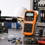 Rotuladora Brother PT-E110VP utilizada para identificar cables y tableros eléctricos.